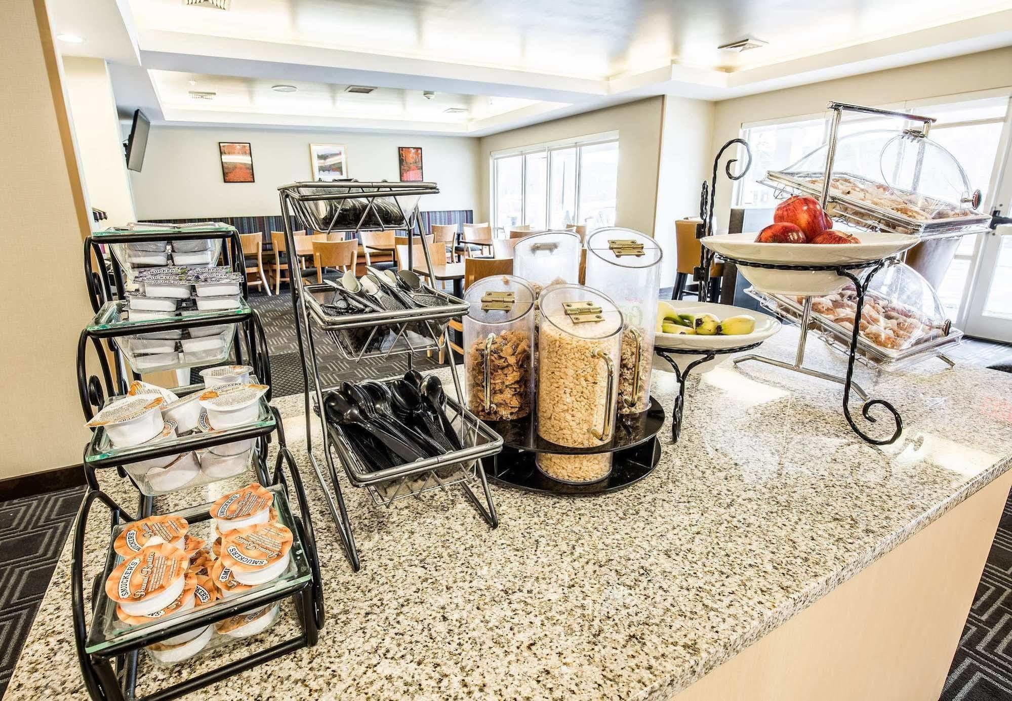 Towneplace Suites By Marriott Gilford Buitenkant foto